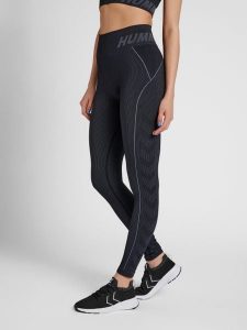 Damskie legginsy ze średnim stanem Hummel TE Christel. Czarne legginsy Hummel, bez wzorów, z dzianiny. Za 184,00 zł.