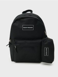 Plecak z kieszenią na laptopa i piórnikiem - czarny. Czarne plecaki Sinsay. W wyprzedaży za 17,99 zł.