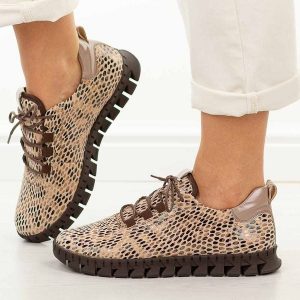 Złote skórzane Polskie półbuty damskie Aga 2372. Żółte półbuty AGA, na jesień, bez wzorów, z jeansu, z okrągłym noskiem, bez obcasa, bez zapięcia. Za 469,00 zł.