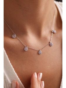 Lodie Silver Srebrny naszyjnik z elementami ozdobnymi - dł. 42 cm rozmiar: onesize. Różowe naszyjniki Lodie Silver, z cyrkonią, srebrne. Za 82,99 zł.