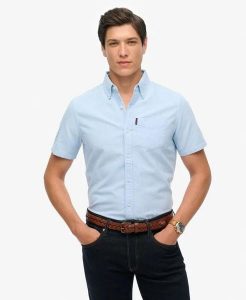 Superdry Oxford Short Sleeve Shirt – koszula Oxford krótki rękaw 100% bawełna. Niebieskie koszule Superdry, s, bez wzorów, z bawełny, bez kołnierzyka, bez ramiączek. Za 279,65 zł.