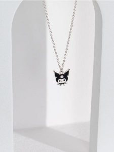 Naszyjnik Kuromi - srebrny. Szare naszyjniki Sinsay, srebrne. Za 12,99 zł.