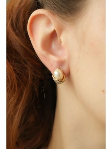 Pierres delicates Kolczyki-wkrętki w kolorze białym z perłami rozmiar: onesize. Białe kolczyki Pierres delicates, z perłą, z mosiądzu. Za 50,95 zł.