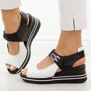 Białe skórzane sandały damskie na koturnie M.Daszyński 25144-1. Białe sandały M.Daszyński, bez wzorów, ze skóry, bez obcasa, na koturnie, bez zapięcia. Za 219,00 zł.