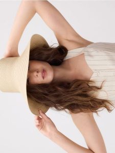 Pleciony kapelusz z szerokim rondem - beżowy. Brązowe kapelusze Reserved, bez wzorów. Za 119,99 zł.