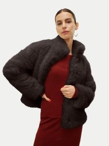 Vero Moda Futro Monroe 10315328 Brązowy Regular Fit. Brązowe płaszcze Vero Moda, xs, bez wzorów, z futra, bez kaptura. Za 319,99 zł.