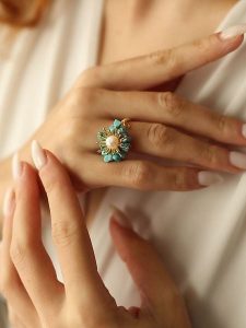 Pierres delicates Pozłacany pierścionek z perłą i turkusami rozmiar: onesize. Białe pierścionki Pierres delicates, z perłą, pozłacane. Za 39,99 zł.