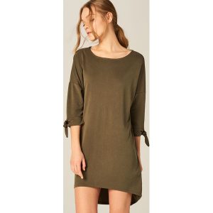 Sukienka z wiązaniem przy mankietach - Khaki. Sukienki marki Mohito. W wyprzedaży za 49,99 zł.
