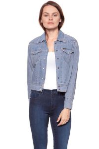 DAMSKA KURTKA JEANSOWA WRANGLER SHACKET PINK TINT W5254LWYX 112129396. Różowe kurtki Wrangler, xs, bez wzorów, z jeansu, bez kaptura. W wyprzedaży za 79,99 zł.