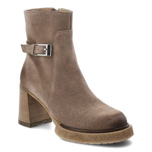 Beżowe Botki Armodo Eleganckie Obuwie Damskie Na Obcasie. Brązowe botki Armodo, bez wzorów, bez obcasa, na obcasie, bez zapięcia. Za 365,99 zł.