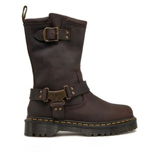 Botki Dr. Martens. Brązowe botki Dr. Martens, bez wzorów, bez obcasa, na płaskiej podeszwie, bez zapięcia. Za 589,99 zł.