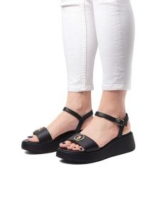 U.S. Polo Assn. Sandały w kolorze czarnym na koturnie rozmiar: 40. Czarne sandały U.S. Polo Assn., bez wzorów, z otwartym noskiem, bez obcasa, na koturnie, bez zapięcia. Za 217,99 zł.