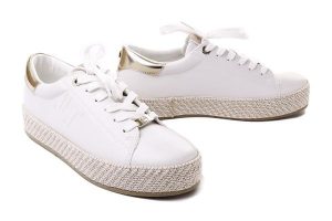 TAMARIS 23713-20 white/gold, półbuty damskie. Białe półbuty Tamaris, bez wzorów, z tkaniny, bez obcasa, bez zapięcia. Za 149,94 zł.