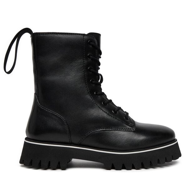 Trzewiki Patrizia Pepe. Czarne botki Patrizia Pepe, bez wzorów, bez obcasa, na płaskiej podeszwie, bez zapięcia. Za 549,99 zł.