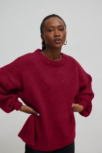 Sweter oversize z bufiastym rękawem w kolorze MARSALA - RIVERO-UNI. Swetry klasyczne Marsala, na lato, z wełny, bez kołnierzyka. W wyprzedaży za 99,96 zł.