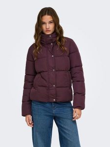 ONLY Kurtka zimowa w kolorze bordowym rozmiar: XS. Czerwone kurtki ONLY, na zimę, xs, bez wzorów, z puchu, bez kaptura. Za 150,95 zł.