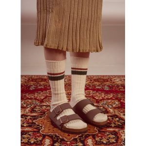 Klapki damskie brązowe Birkenstock Arizona BS Nubuk Mocca. Brązowe klapki Birkenstock, bez wzorów, z materiału, bez obcasa. Za 339,99 zł.
