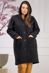 Płaszcz prosty z kapturem zapinany na guziki LATOSZKA czarny. Czarne płaszcze KARKO, na jesień, plus size, bez wzorów, z bawełny, z kapturem. Za 148,50 zł.