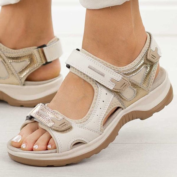 Beżowe skórzane sandały damskie T.Sokolski L26-624. Brązowe sandały Sokolski, bez wzorów, z jeansu, bez obcasa, na płaskiej podeszwie, bez zapięcia. Za 199,00 zł.