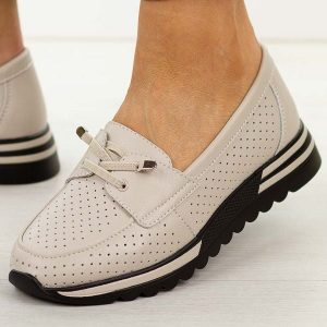 Beżowe ażurowe skórzane półbuty damskie S.Barski 7066. Brązowe półbuty S.BARSKI, na jesień, w ażurowe wzory, z jeansu, z okrągłym noskiem, bez obcasa, na płaskiej podeszwie, bez zapięcia. Za 239,00 zł.