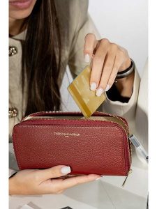 Christian Laurier Skórzany portfel "Hania" w kolorze czerwonym - 19 x 9,5 cm rozmiar: onesize. Czerwone portfele Christian Laurier, bez wzorów, z materiału. Za 173,99 zł.