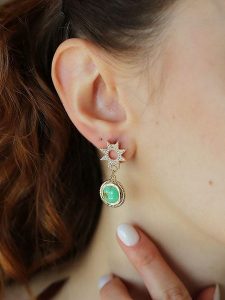 Pierres delicates Pozłacane kolczyki-wkrętki z turkusami i cyrkoniami rozmiar: onesize. Białe kolczyki Pierres delicates, z cyrkonią, pozłacane. Za 92,21 zł.