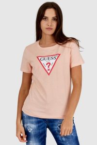 GUESS Brzoskwiniowy t-shirt damski z trójkątnym logo. Brązowe t-shirty Guess, m, z aplikacjami, bez kołnierzyka, bez ramiączek. W wyprzedaży za 99,99 zł.