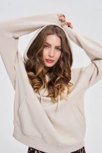 Bluza z kapturem beżowa. Brązowe bluzy MOODO, l, bez wzorów, z bawełny, z kapturem. Za 129,99 zł.
