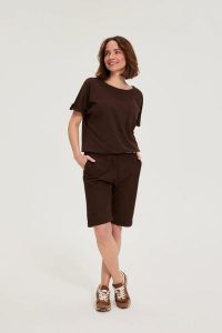 Bawełniane szorty brązowe. Brązowe szorty MOODO, bez wzorów, z bawełny. Za 109,99 zł.