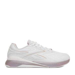 Buty na siłownię Reebok. Białe buty sportowe Reebok, bez wzorów, bez zapięcia, na fitness i siłownię. Za 483,99 zł.