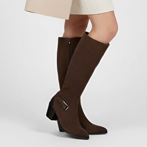 Kozaki damskie Armodo, wysoka cholewka zamszowa i zapinane na suwak na stabilnym klocku, czekoladowe, 70156-W. Brązowe kozaki Armodo, na jesień, bez wzorów, z zamszu, przed kolano, bez obcasa, na obcasie, bez zapięcia. Za 433,99 zł.