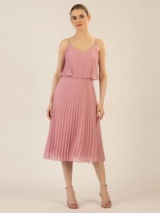 APART Sukienka w kolorze jasnoróżowym rozmiar: 38. Różowe sukienki Apart, bez wzorów, bez kołnierzyka, bez ramiączek, midi. Za 217,99 zł.