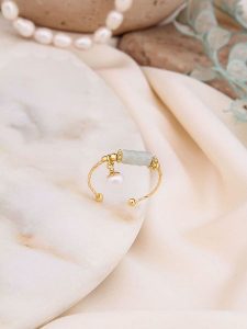 Pierres de Jade Pozłacany pierścionek z perłą i labradorytem rozmiar: onesize. Białe pierścionki Pierres de Jade, z labradorytem, pozłacane. Za 30,99 zł.