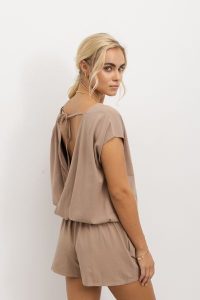 KOMBINEZON ZOE TAUPE One size - Flawless. Kombinezony Flawless, na lato, bez wzorów, z bawełny, wakacyjne, bez kołnierzyka, bez ramiączek, długie. Za 120,00 zł.