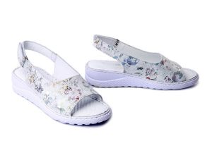 Artiker Relaks 58C2057 Biały, sandały damskie. Białe sandały Artiker Relaks, bez wzorów, ze skóry, bez obcasa, na koturnie, bez zapięcia. Za 204,90 zł.