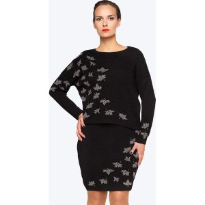 Koszulka w kolorze czarnym ze wzorem. Bluzki marki Far Far Fashion. W wyprzedaży za 59,95 zł.