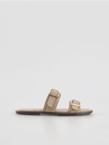 Klapki z klamrami - beżowy. Brązowe klapki Reserved, bez wzorów, ze skóry, bez obcasa. Za 99,99 zł.