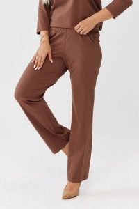 Karmelowe spodnie Florina - prosta nogawka i kieszenie po bokach PLUS SIZE XXL OVERSIZE JESIEŃ. Spódnice Moda Size Plus Iwanek, do pracy, na jesień, plus size, bez wzorów, z nylonu, biznesowe, plus size, mini. Za 189,90 zł.