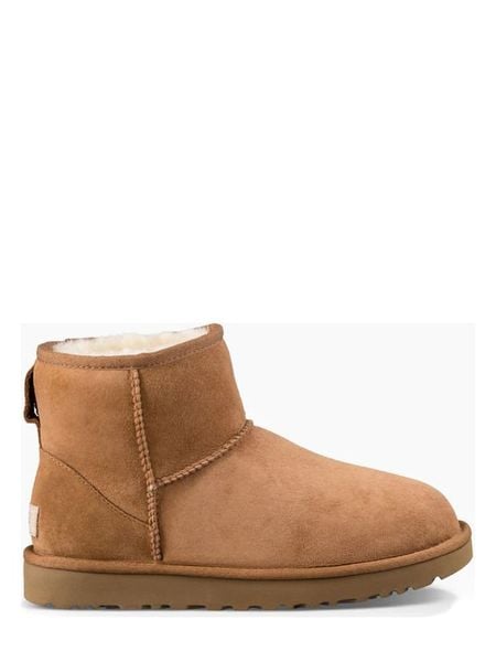 UGG Botki zimowe "Classic Mini II" w kolorze karmelowym ze skóry jagnięcej rozmiar: 38. Brązowe botki Ugg, na zimę, bez wzorów, z futra, z okrągłym noskiem, bez obcasa, bez zapięcia. Za 568,34 zł.