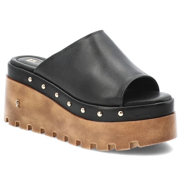 Klapki damskie Carinii, skórzane na wysokiej platformie z dżetami, czarne, B10048. Czarne klapki Carinii, bez wzorów, bez obcasa, na platformie. Za 476,90 zł.