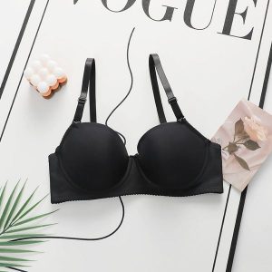 Biustonosz z usztywnieniem i regulowanymi ramiączkami na co dzień i specjalne okazje Halide. Czerwone biustonosze Intica, bez wzorów, z materiału. W wyprzedaży za 79,00 zł.