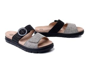 DR. BRINKMANN 701113-01 schwarz, klapki damskie. Czarne klapki Dr. Brinkmann, bez wzorów, ze skóry, bez obcasa. Za 263,42 zł.