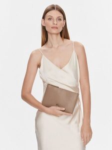 PINKO Torebka Flat Classic AI 23-24 PCPL 100455 A0F1 Brązowy. Brązowe torebki wieczorowe Pinko, bez wzorów, ze skóry, bez dodatków. Za 431,99 zł.