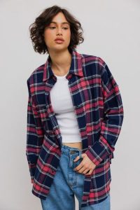 Koszula typu oversize w GRANATOWO RÓŻOWĄ KRATĘ - RENO. Czerwone koszule Marsala, l, bez wzorów, z bawełny, bez kołnierzyka, bez ramiączek. Za 329,90 zł.