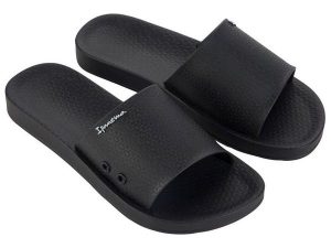 Klapki damskie obuwie plażowe Ipanema Classic Slide Fem. Czarne klapki Ipanema, z aplikacjami, z gumy, bez obcasa, na płaskiej podeszwie. Za 59,99 zł.