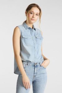 DAMSKI BEZRĘKAWNIK LEE SLEEVELESS SHIRT STERLING BLUE L45GBINZ 112110251. Niebieskie kamizelki Lee, l, bez wzorów, z jeansu, bez kołnierzyka, bez ramiączek, bez kaptura. Za 129,99 zł.