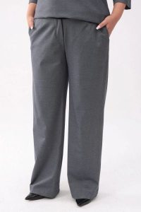 Eleganckie grafitowe spodnie Soft Comfort z kieszeniami PLUS SIZE XXL. Szare spódnice Moda Size Plus Iwanek, do pracy, plus size, bez wzorów, z nylonu, biznesowe, plus size, mini. Za 229,90 zł.