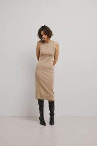 Dopasowana sukienka bez rękawów w kolorze BEIGE - TARMA-L. Brązowe sukienki Marsala, na co dzień, l, bez wzorów, z dzianiny, eleganckie, bez kołnierzyka, bez ramiączek, midi, dopasowane. Za 249,90 zł.