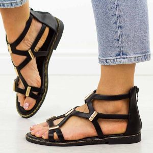 Czarne płaskie sandały damskie Filippo Ds6912/26. Czarne sandały Filippo, bez wzorów, ze skóry, bez obcasa, na płaskiej podeszwie, bez zapięcia. Za 179,00 zł.