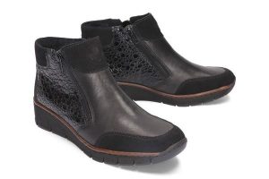 RIEKER 53782-00 black, botki damskie. Czarne botki Rieker, na zimę, bez wzorów, z polaru, bez obcasa, bez zapięcia. Za 339,90 zł.